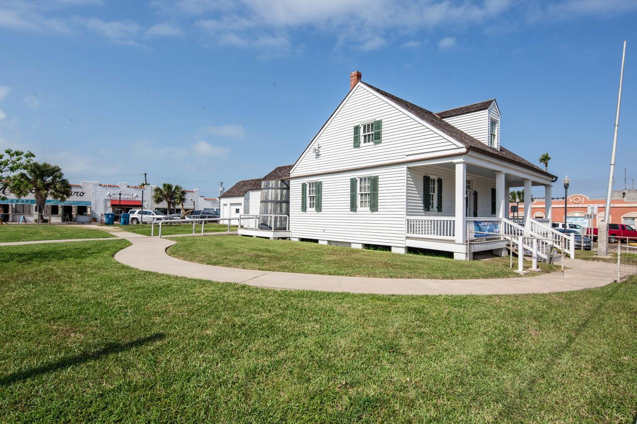 Las Puertas 201 South Padre Island Exterior photo